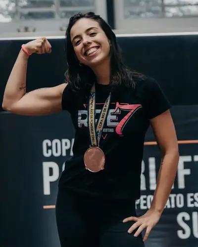 Amanda Magalhães com medalha de powerlifting