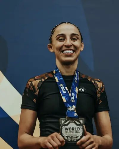 Carol Vallejo com medalha do Mundial IBJJF