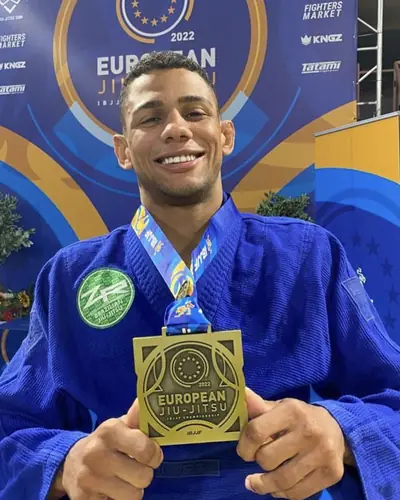 Wilhiam Mateus com medalha do Europeu de Jiu-Jitsu